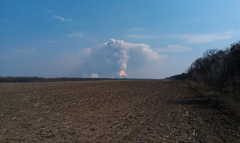 Взрыв боеприпасов в Балаклее. Горят здания жилых домов