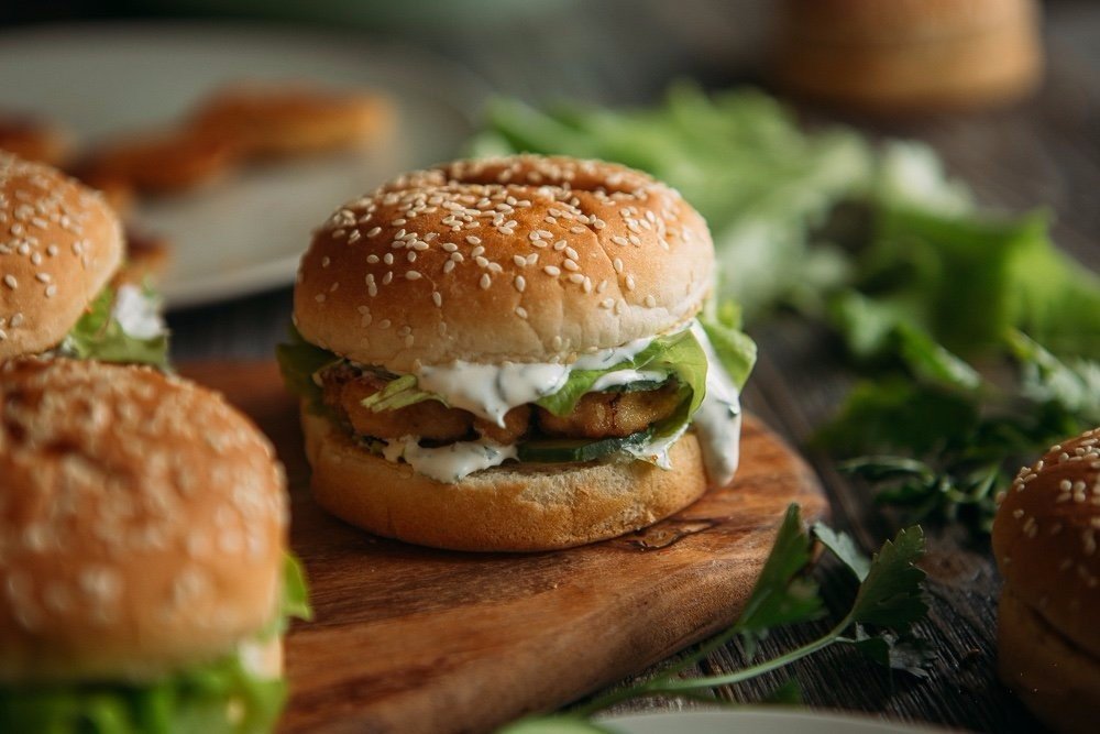 Бургеры с курицей и сметанным соусом