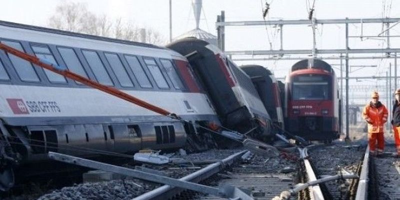 В Швейцарии столкнулись два пассажирских поезда