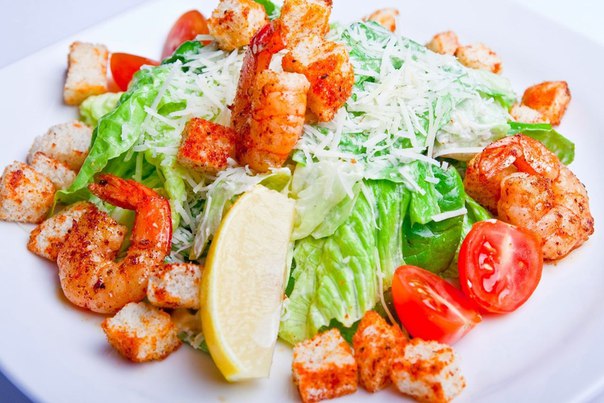 Салат Цезарь с креветками